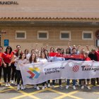 La plantilla del CV Sant Pere i Sant Pau amb el regidor d’Esports Mario Soler i l’alcalde Rubén Viñuales, ahir, abans de la sortida cap a Manacor.