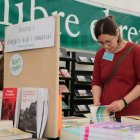 La responsable de la biblioteca de Castellvell del Camp, Alba Miró, fulleja un llibre durant la 18a edició de Litterarum