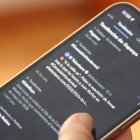 Imatge de la xarxa social X a la pantalla d'un mòbil