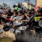 Refugiats palestins esperen poder menjar a Rafah, al sud de Gaza