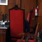 L'home acusat d'agredir sexualment una menor a Tarragona el febrer de 2024, girat d'esquena, a l'inici del judici celebrat a l'Audiència.