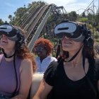 Visitants gaudint de la nova experiència 'El Diablo Neo' de PortAventura Park.