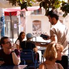 Un cambrer a la terrassa del bar Sol Soler de Gràcia.