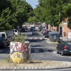 Fotografia del carrer de Mas Pellicer, l’eix vertebrador del barri i, també, on es troben els set blocs de pisos en què la Generalitat està actuant per millorar-ne l’eficiència energètica.