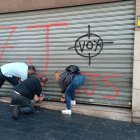 Imatge de les pintades a la nova seu de VOX al carrer Pere Martell de Tarragona.