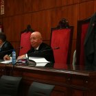 L'advocat i l'home acusat d'un delicte d'assassinat amb traïdoria en grau de temptativa a Tarragona a l'inici del judici celebrat a l'Audiència de Tarragona.