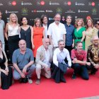 L'equip de 'La invasió dels bàrbars' i els directors de FIC-CAT, a la catifa vermella del festival.