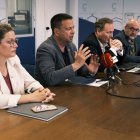 L’alcalde de Cambrils, Oliver Klein, amb els regidors David Chatelain, Alfredo Clúa i Natalia Pleguezuelos, presentant el pressupost.