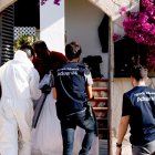 Agents de duanes de l'Agència Tributària en un xalet de la urbanització els Masos del Vendrell.