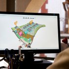 L'alcaldessa de la Bisbal del Penedès, Anna Ferré, oberva una imatge virtual del futur polígon.