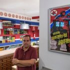 Imatge d'Alejandro Cao de Benós al Pyongyang Café de Tarragona.