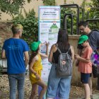 Un grup d’infants, explicant la seva creació a la resta d’assistents a la jornada. Tjerk van der Meulen