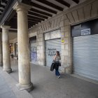 Fotografia de la botiga tancada de Virginias a la plaça del Mercadal.