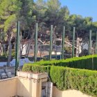 Imatge de l’estructura per les pantalles que s’està instal·lant a tocar dels habitatges.