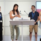 Famílies afectades per la manca de places a les escoles públiques de Reus en roda de premsa des del Parlament