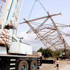 Una grua desmunta una torre d'alta tensió al municipi de Roda de Berà.