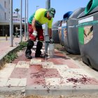 Imatge del lloc on s'ha produït l'apunyalament i d'un treballador de la brigada de Cambrils netejant les taques de sang que havien quedat a terra