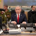 El primer ministre israelià, Benjamin Netanyahu, durant una reunió amb diversos membres de les forces de defensa del país.