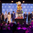 Les autoritats encapçalades pel president de la Generalitat, Salvador Illa, amb el pastís pels 30 anys de PortAventura.
