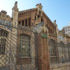 Fotografia de la façana de l’Escola Prat de la Riba de Reus.