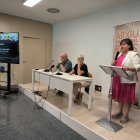 La regidora Montserrat Flores, acompanyada d’Emili i Natàlia Argilaga, fills de Maria Tarragó Artells.