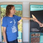 Héctor Hernández, tècnic de La Sínia, mostrant una rèplica de tortuga mediterrània al director del complex industrial de Repsol a Tarragona, Javier Sancho.