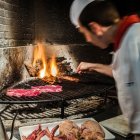 Los comensales pueden disfrutar de ensaladas especiales, embutidos, arroces, fideuá, carnes y pescados a la brasa, así como postres caseros.