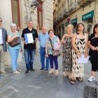 Fotografia de la junta de l’AV Plataforma Defensa Parc Mas Iglesias amb les 7.000 signatures.