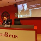 Fotografia de la conferència sobre Antoni Pedrol Rius a càrrec del periodista Joan Antoni Domènech.