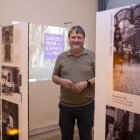 El regidor d’Empresa i Ocupació, Òscar Subirats, entre dos plafons de l’exposició.