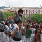 Una nena dels Castellers de Sants amb casc durant la diada del Pla de la Seu, a Barcelona.