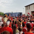 L'autobús de la Real Sociedad B entrant a les instal·lacions.
