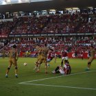Els jugadors del Nàstic a terra en una acció de córner.