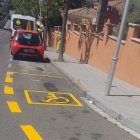 Imatge d'una de les noves places reservades per a persones amb mobilitat reduïda