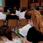 Una dona revisa els resultats de l'estudi de SomRuralitats