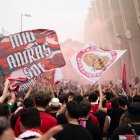 Els membres de la penya d’Orgull Grana de camí a Gol Nord abans del partit.