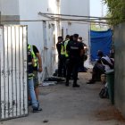 Efectius policials durant una detenció a Salou en el marc de l'operatiu conta el top manta.