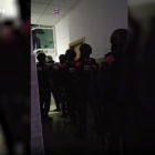 Imatge dels Mossos fent una entrada en un domicili durant l'operatiu.