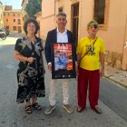 Núria Barba, Tomàs Serra i Joan Carnicer, amb el cartell de la 25a Nit de Bruixes.