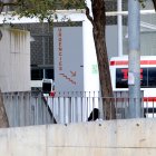 Una persona es dirigeix cap a Urgències.