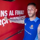 El jugador del Nàstic, Marc Fernández, en el túnel de vestidors del Nou Estadi on es llegeix el missatge: «Fins al Final! Força Gimnàstic!»