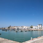 La dàrsena buida del port de les Cases d'Alcanar, amb el nucli urbà al fons