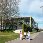 Estudiants a l'exterior del campus Bellissens.