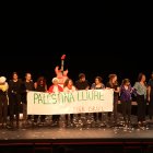 Imatge de Tornavís Teatre al final de l’actuació, amb una pancarta reivindicativa en favor del poble palestí.