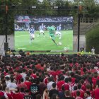 Afició grana veient el partit a la pantalla gegant del Parc del Francolí.