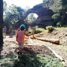 Una família a l’itinerari del Ratolí Fermí de Prades.