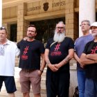 Representants de la plataforma, de la Federació associacions de veïns d'Amposta i el pare d'una víctima mortal a la T-2021, davant de l'Ajuntament d'Amposta.
