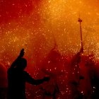 Encesa dels Diables de Voramar durant el correfoc la nit de Sant Joan a Tarragona.