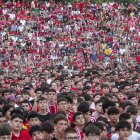 Milers d’aficionats grana es van apropar a la pantalla del Parc Francolí per animar i patir amb el seu equip.