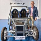 El fundador i CEO de Tecnovelero, Javier Lavernia, posa al costat del cotxe Virante.